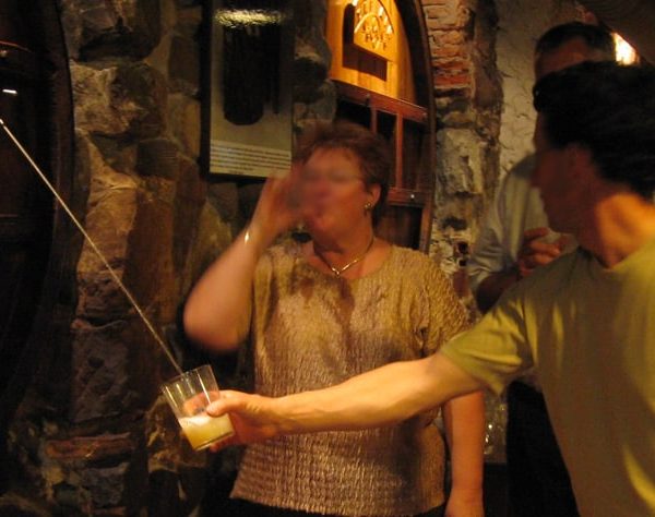 CIDRERIE TYPIQUE BASQUE AVANT SCENE BIARRITZ