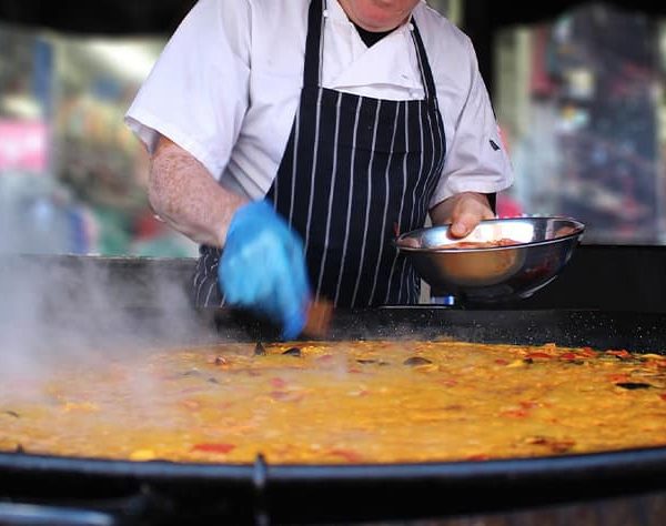 PAELLA REPAS TYPIQUE ESPAGNE AVANT SCENE BIARRITZ