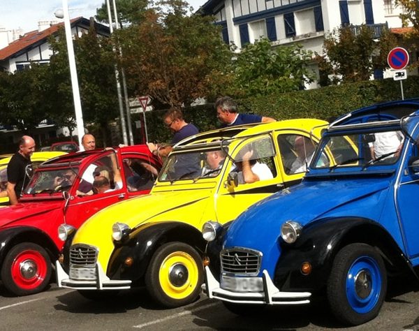 AVANT SCENE RALLYE EN 2 CV JEUX PAU ET BIARRITZ