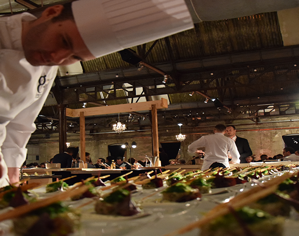 CHEF CUISINE AVANT SCENE