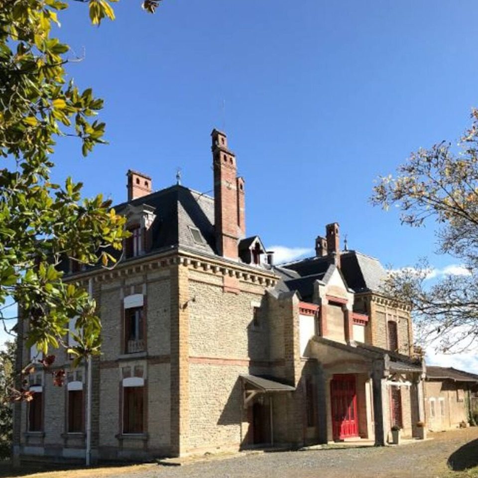 AVANT SCENE LIEUX MANOIR PAU ET BIARRITZ