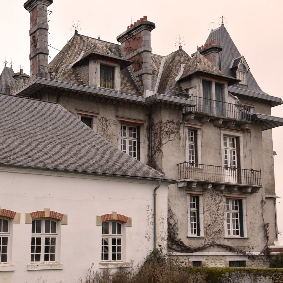 AVANT SCENE UN COTTAGE ANGLAIS PAU ET BIARRITZ