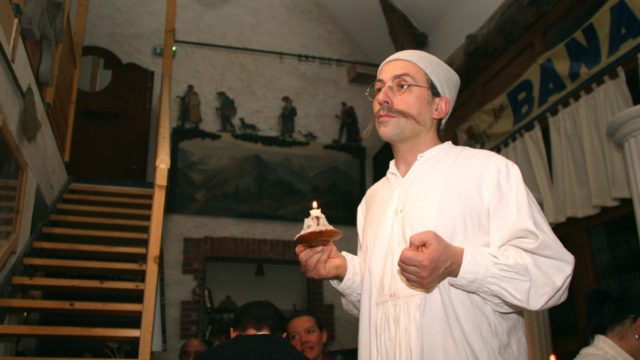 soiree enquete avant scene