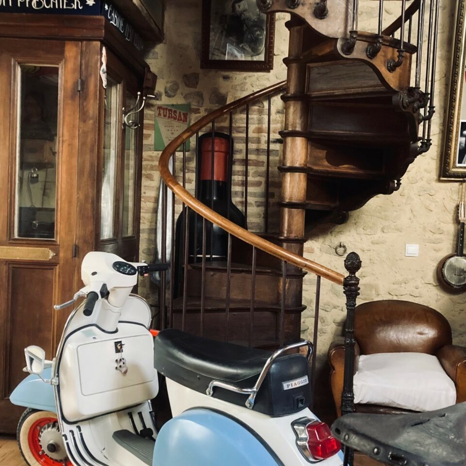 CHEZ LULU LA BROCANTE AVANT SCENE 1