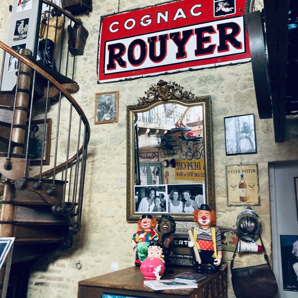 LA BROCANTE AVANT SCENE PAU